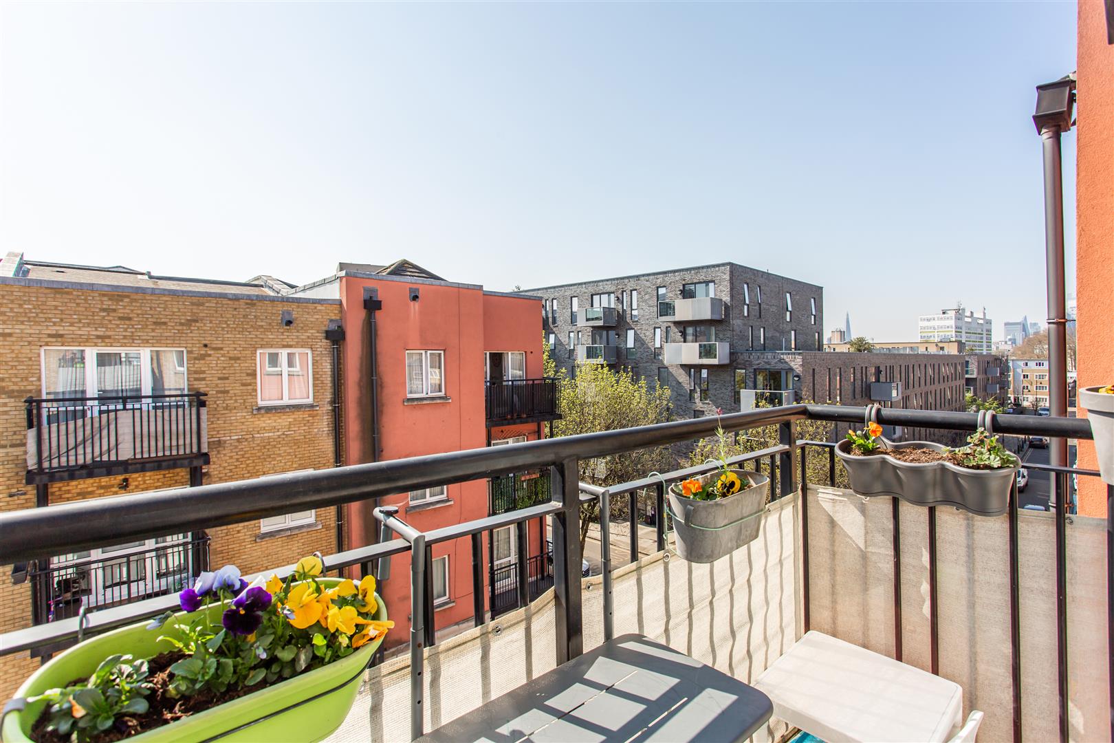 2 bed property in Horseley Court, Candle Street, Stepney Green